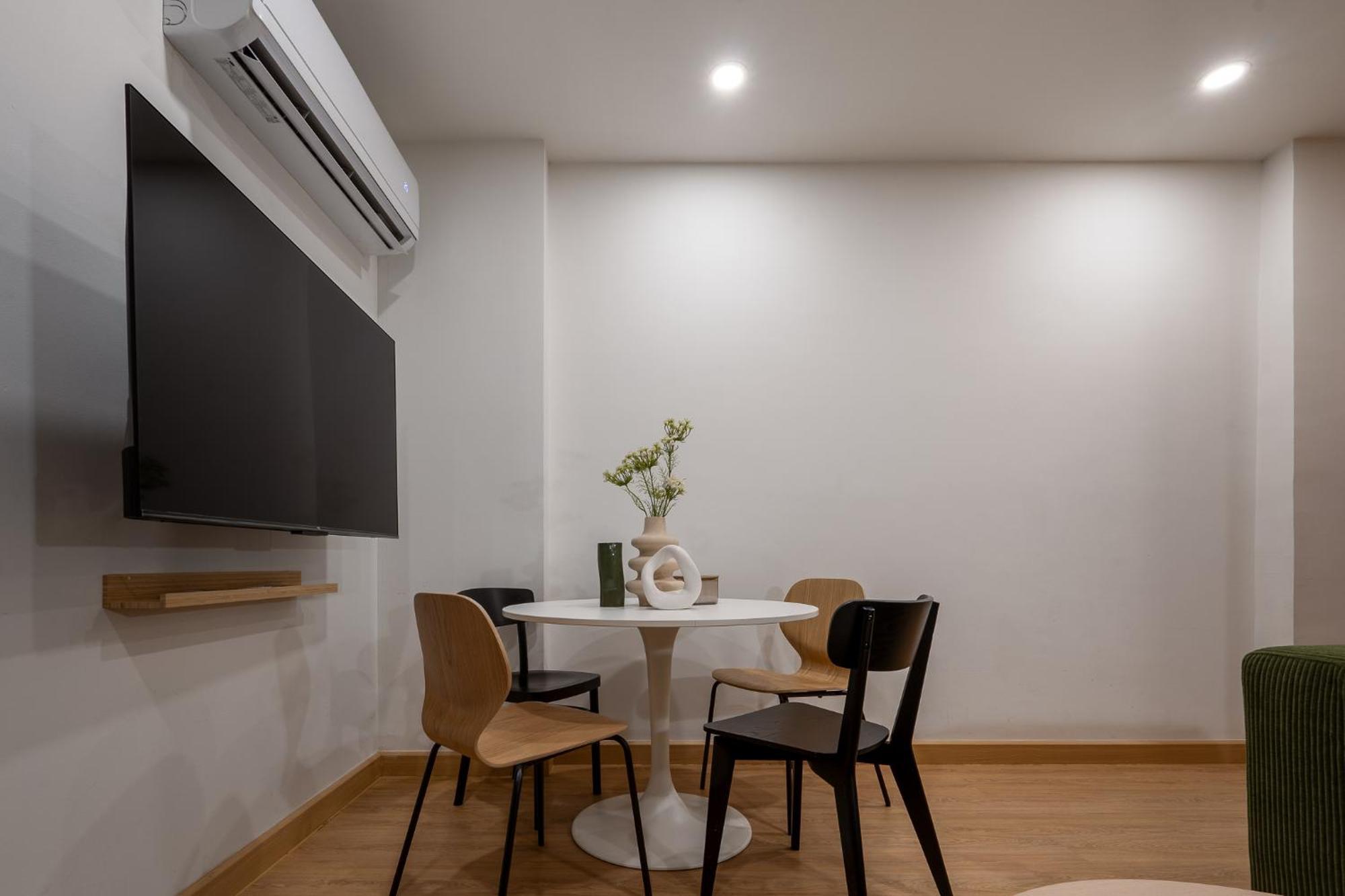 2 Bed 2 Bath / Luxury / 1 Min Walk To Bts Asok * Bangkok